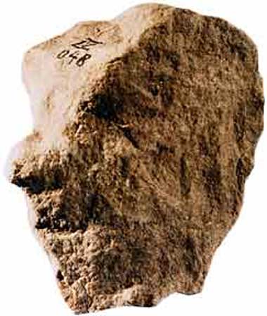 IV 048 leicht gedreht, 2 Masken
Quarzit,
8,5 x 7,6 cm